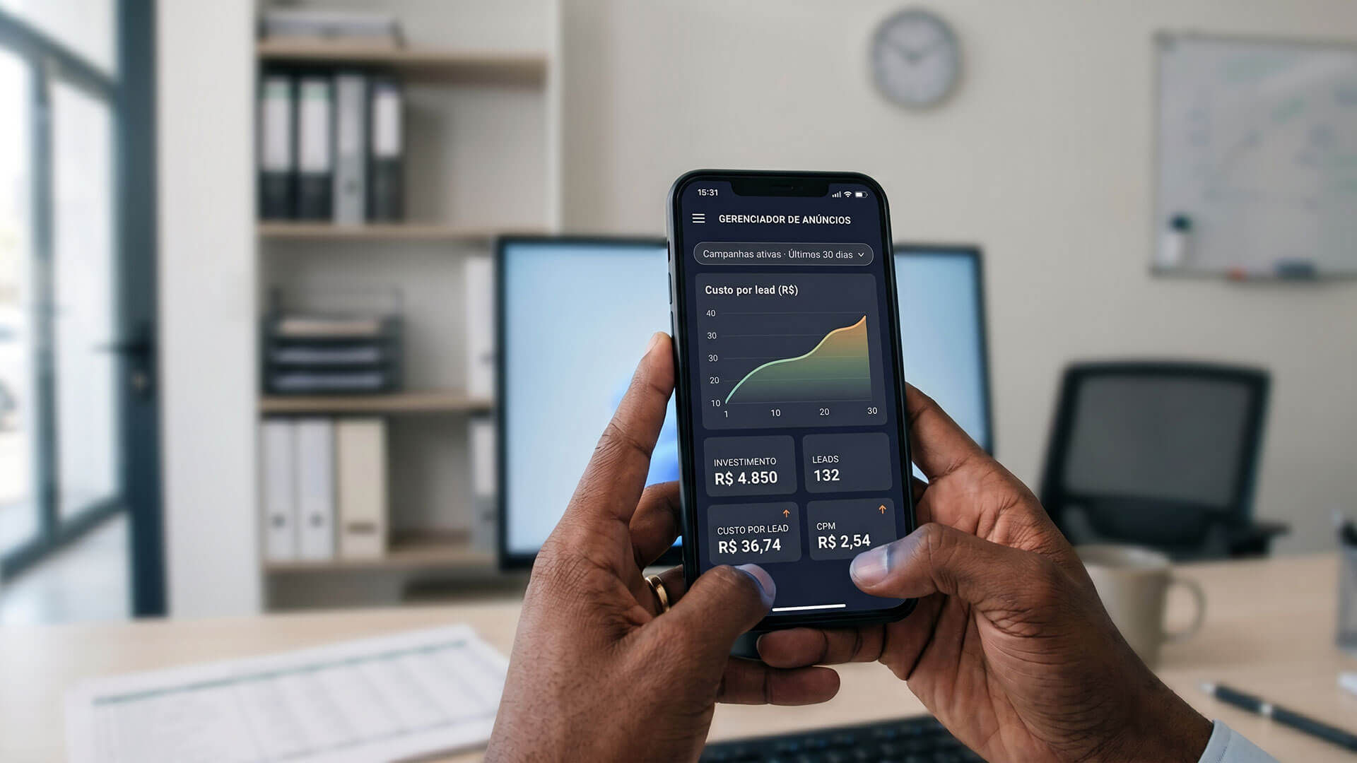 Empresário analisando o custo do lead em painel de anúncios no celular